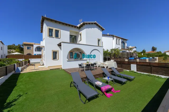 4 Bedroom VIlla Near Konnos Bay
