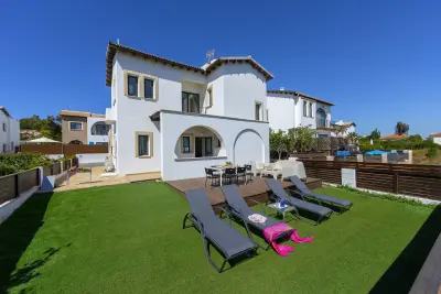 4 Bedroom VIlla Near Konnos Bay